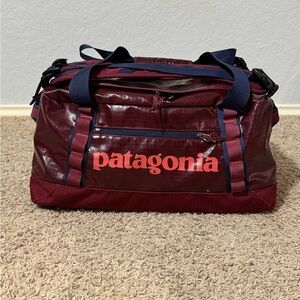 Patagonia Black Hole Duffel Bag 45L Maroon Bag w/ Hand Held and Back Pack Straps